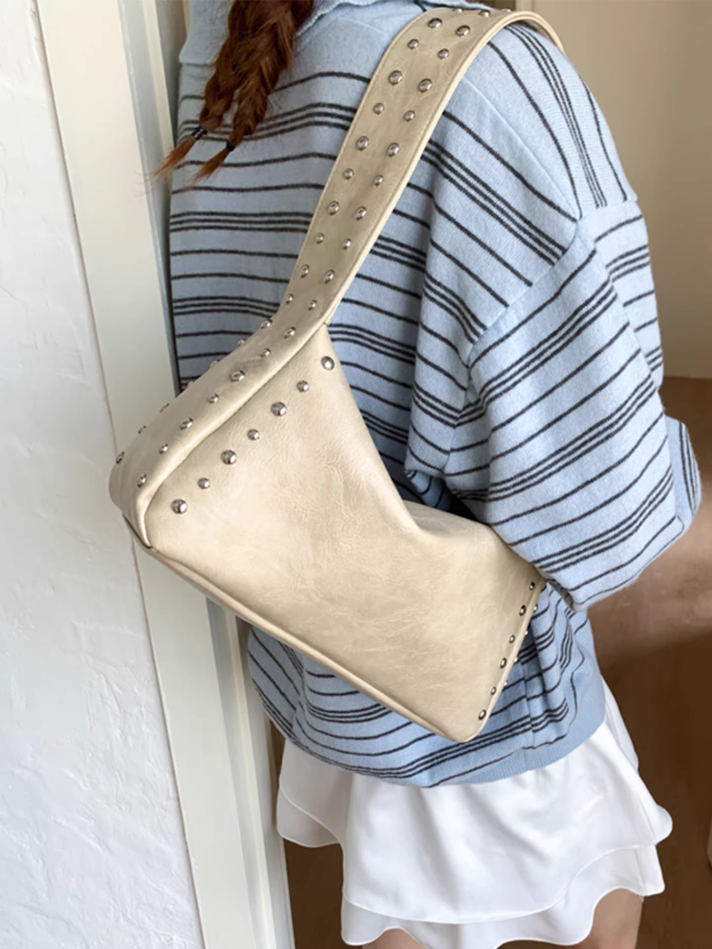 Túi nhỏ cổ điển dành cho nữ, đa năng cho mùa hè 2025, túi đeo vai/nách thời trang mới với đinh tán, thiết kế độc đáo kiểu túi gối.