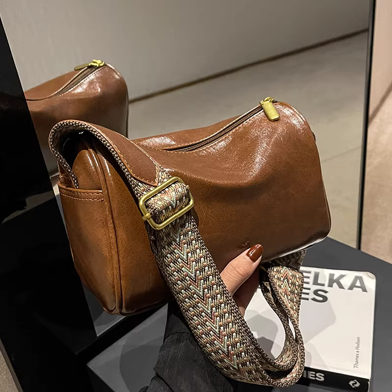 Túi đeo chéo nữ nhỏ gọn hot trend năm 2025, kiểu dáng thời trang độc đáo, dây đeo rộng, túi gối bán chạy