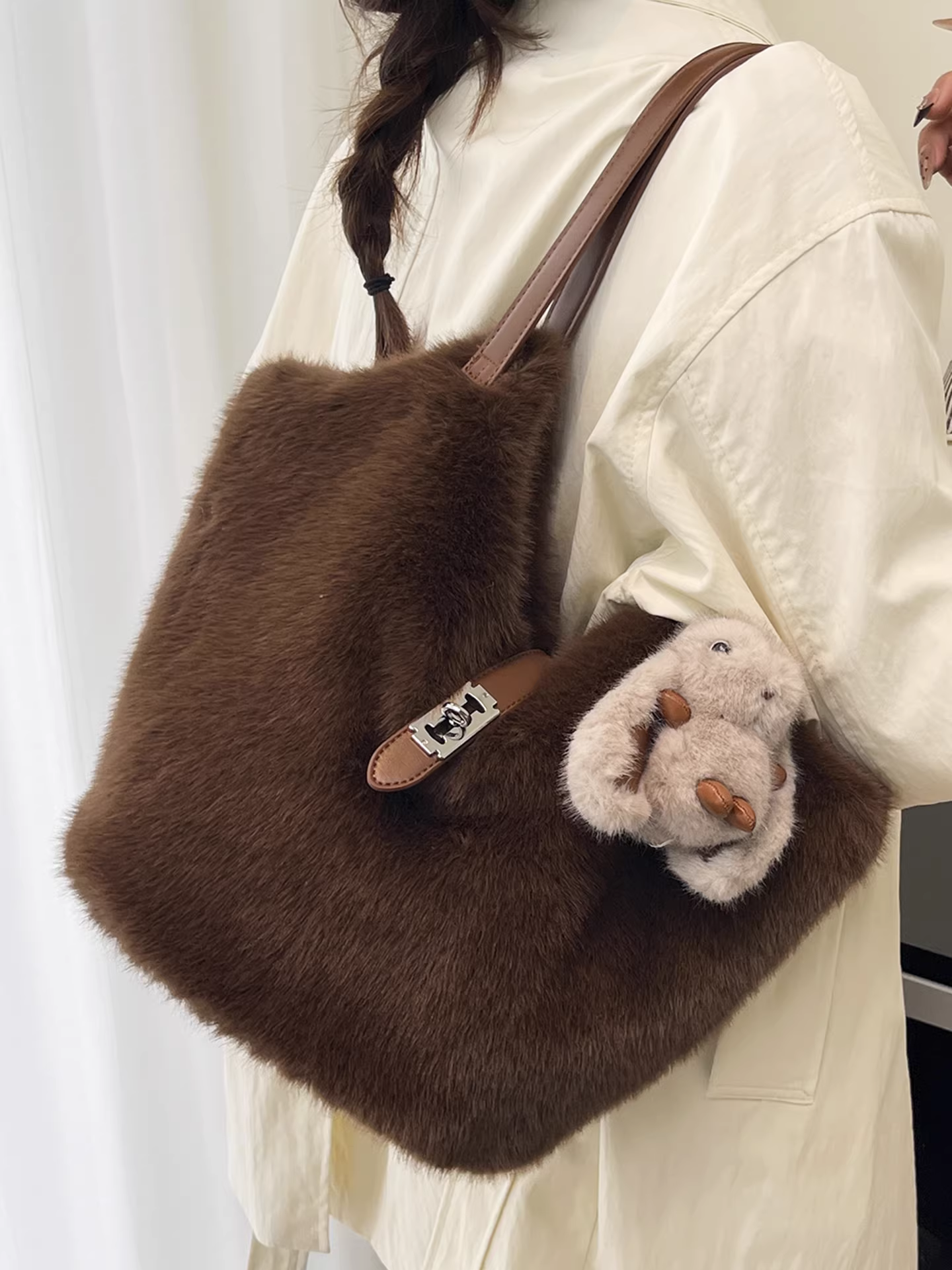 Túi xách lông mềm mại dành cho nữ, dung tích lớn, mẫu mới thu đông 2025, đa năng, túi đeo vai lông thú, túi tote cao cấp đi làm