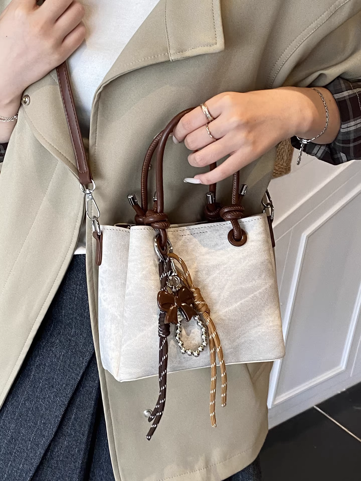 Túi nhỏ thời thượng dành cho nữ năm nay, mẫu mới thu đông 2025, đa năng, đeo chéo, phong cách Hàn Quốc, kiểu túi bucket.