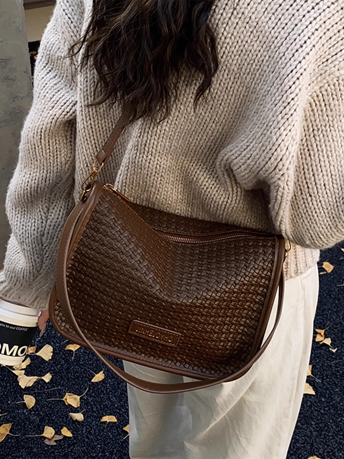 Túi đeo chéo nữ retro dung tích lớn, mẫu mới thu đông 2025, chất liệu cao cấp, kiểu dáng thời trang, túi đeo vai/nách hình gối.