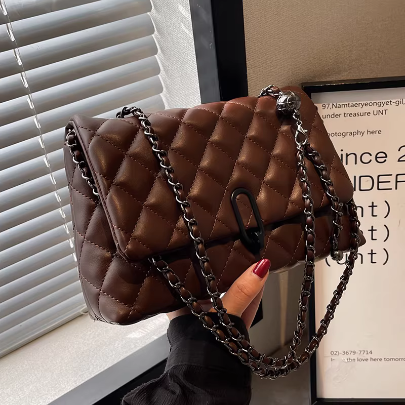 Túi xách nữ cao cấp, chất liệu có vân, mẫu mới thời thượng mùa thu đông 2025, túi đeo chéo phối dây xích, túi đeo vai nữ độc đáo.