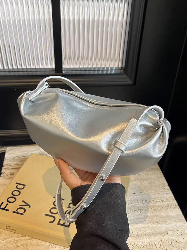 Túi xách bạc nữ thiết kế mới 2025, túi đeo chéo thời trang độc đáo, kiểu dáng hot thịnh hành năm nay, túi mây xếp ly