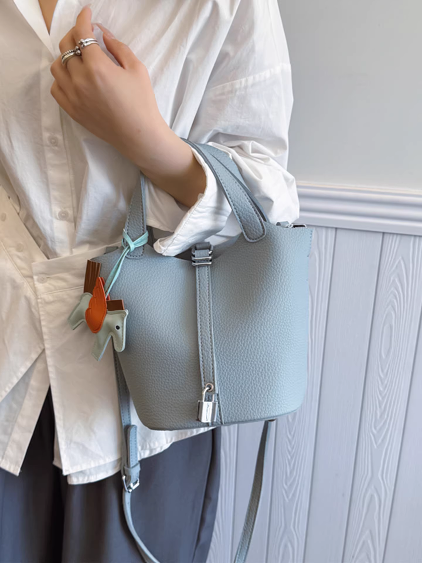 Túi nhỏ mùa hè 2025 dành cho nữ, túi đeo chéo đa năng mới, phong cách Hàn Quốc giản dị, túi đeo vai kiểu xô đang thịnh hành năm nay.