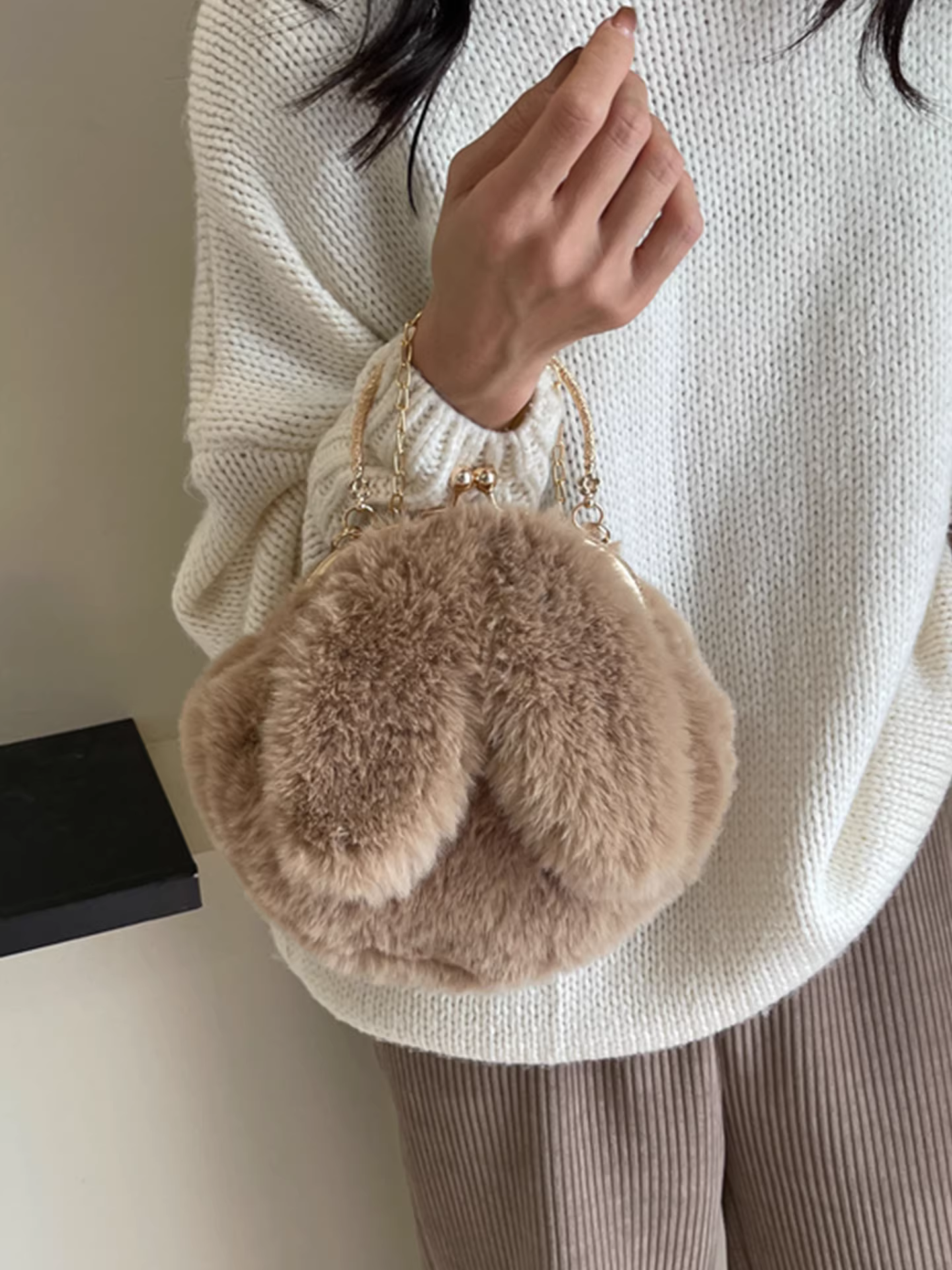 Túi xách lông thú cao cấp dành cho nữ, mẫu mới thu đông 2025, túi đeo chéo dây xích, túi tròn lông xù dễ thương