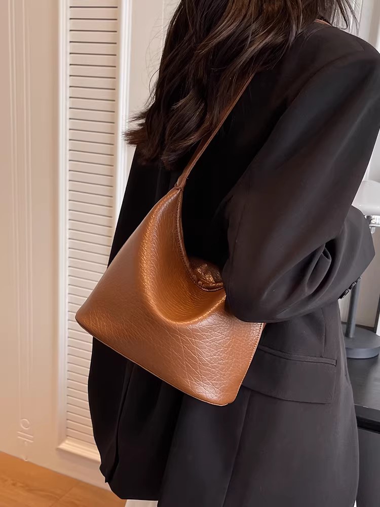 Những mẫu túi xách nữ được ưa chuộng năm nay là các mẫu mới năm 2025, dung tích lớn, kiểu dáng đơn giản và đa năng, có thể đeo vai và đeo chéo, túi xách kiểu xô có họa tiết thời thượng.