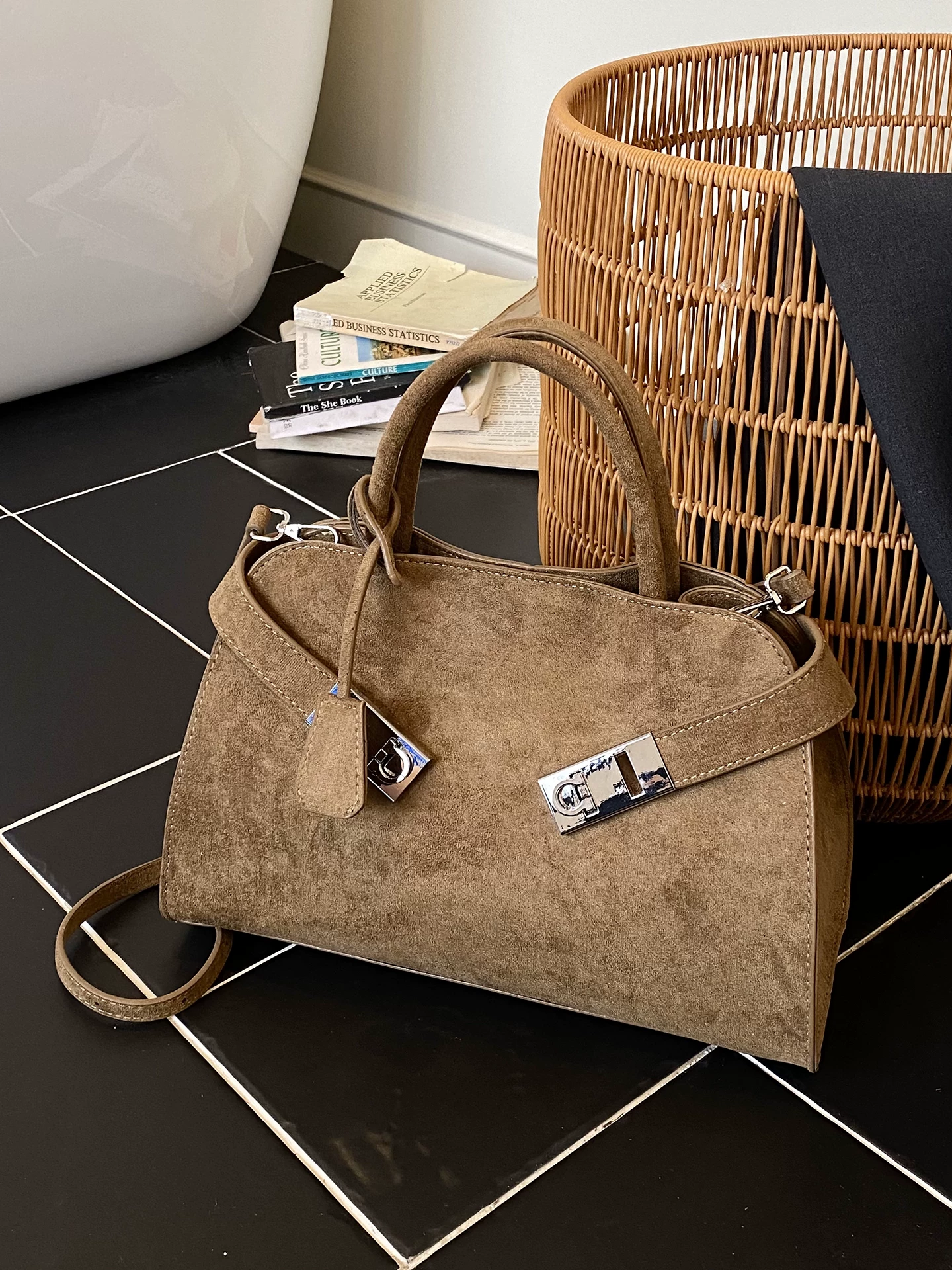 Túi da lộn dành cho nữ, sức chứa lớn, túi đeo chéo mùa thu đông 2025 mới lạ, túi tote cao cấp dành cho người đi làm