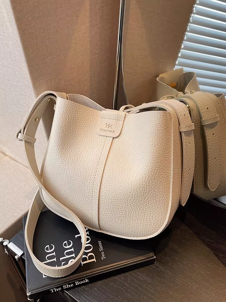 Những chiếc túi nhỏ phổ biến năm nay dành cho nữ rất đa năng trong mùa thu đông. Túi đeo chéo chất liệu cao cấp mới năm 2025 là một mẫu túi bucket bán chạy.