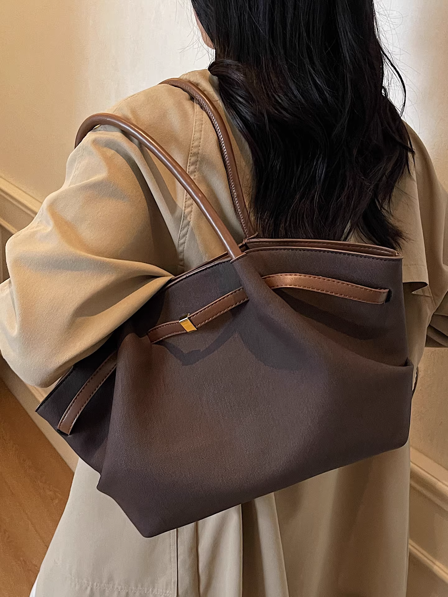 Túi xách nữ dung tích lớn, đa năng mùa thu đông, kiểu mới 2025, túi đeo vai xếp ly giản dị, túi đeo nách, túi tote đi làm
