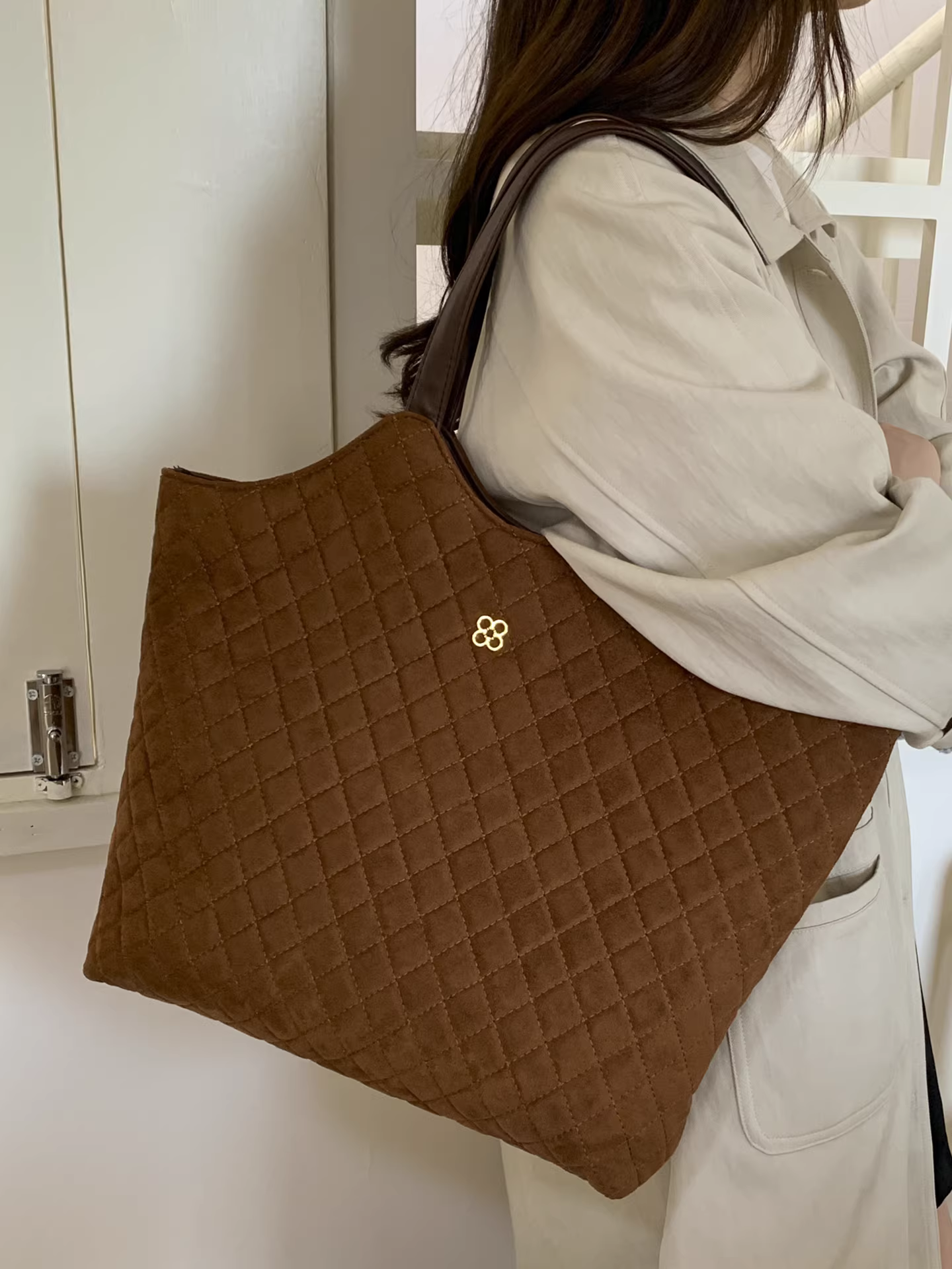 Túi da lộn nữ, dung tích lớn, mẫu mới thu đông 2025, kiểu dáng retro, đeo chéo, túi may chần, túi tote đi làm