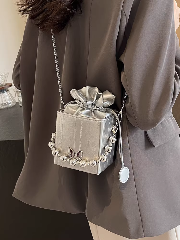 Túi đeo chéo nữ cao cấp, kiểu dáng độc đáo, mẫu mới 2025, mùa thu đông, màu bạc, đa năng, dây xích
