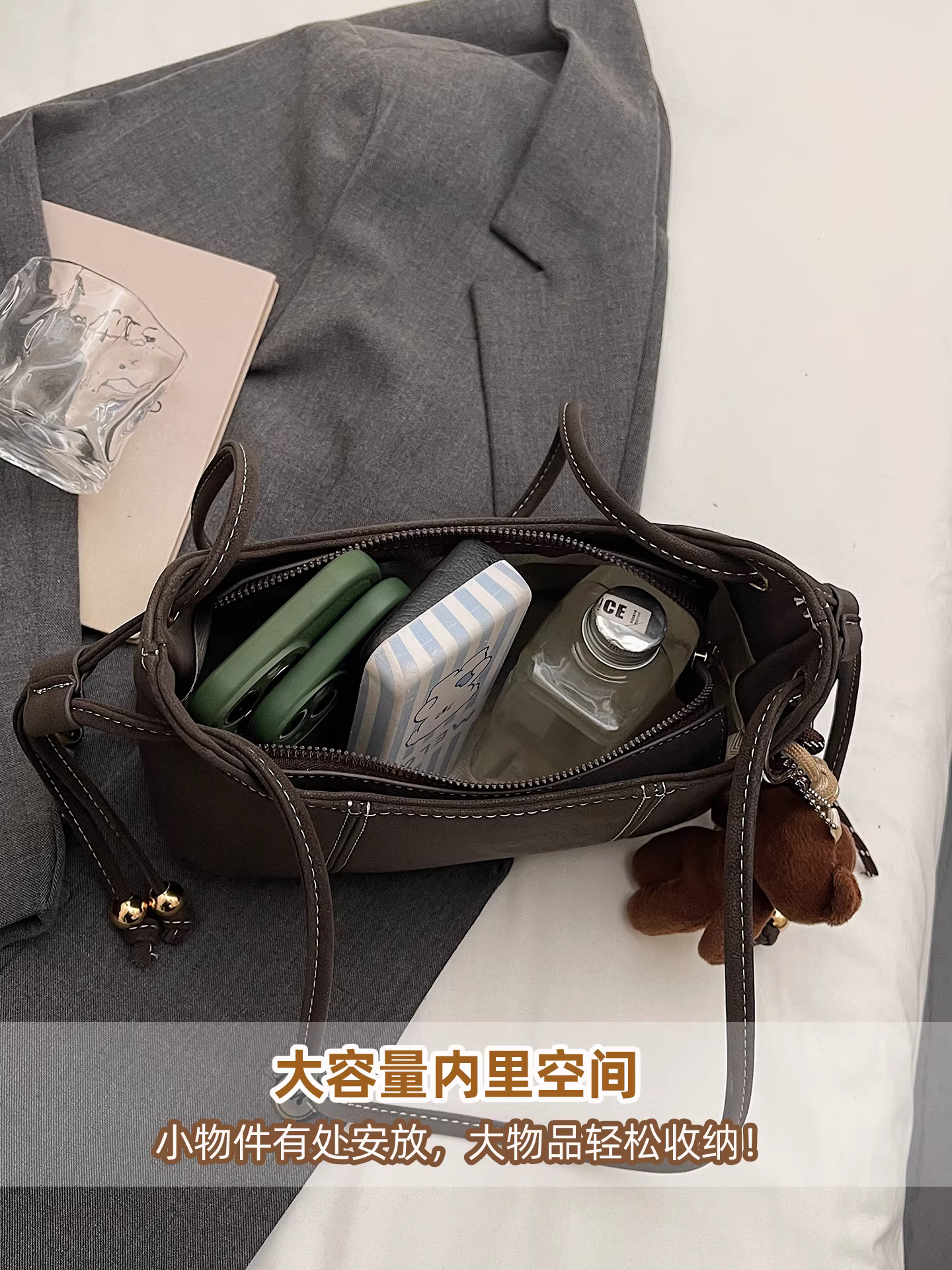 Những mẫu túi xách thời thượng được ưa chuộng năm nay dành cho nữ, túi đeo vai kiểu retro giản dị, dung tích lớn, mới ra mắt mùa thu đông 2025, túi đeo vai kiểu xô dành cho người đi làm.