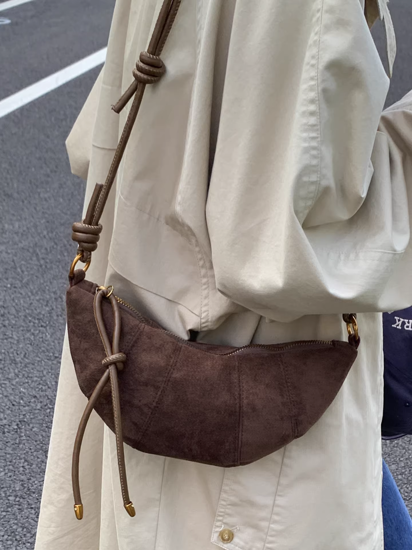 Túi da lộn nữ, dung tích lớn, thiết kế độc đáo thu đông 2025, túi đeo chéo một bên vai, túi bánh bao cao cấp.