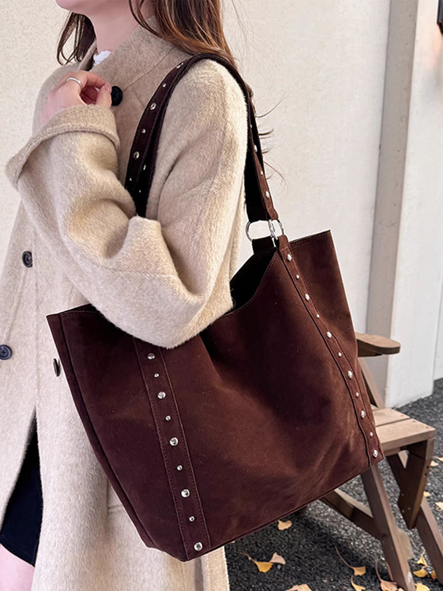 Túi đeo vai nữ chất liệu da lộn đính đinh tán, dung tích lớn, mẫu mới thu đông 2025, phong cách retro, túi tote dành cho sinh viên đại học