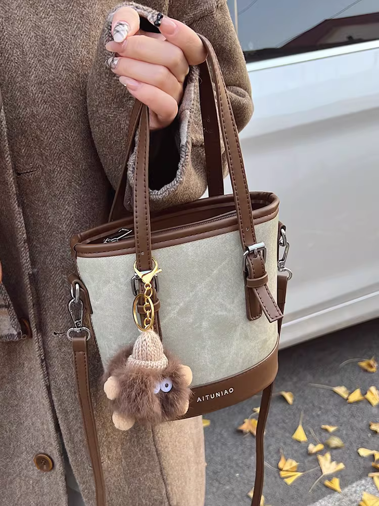 Những chiếc túi nhỏ phổ biến năm nay dành cho nữ rất đa năng trong mùa thu đông. Túi đeo chéo vai bán chạy nhất năm 2025 dành cho nữ là một chiếc túi xách tay kiểu xô.