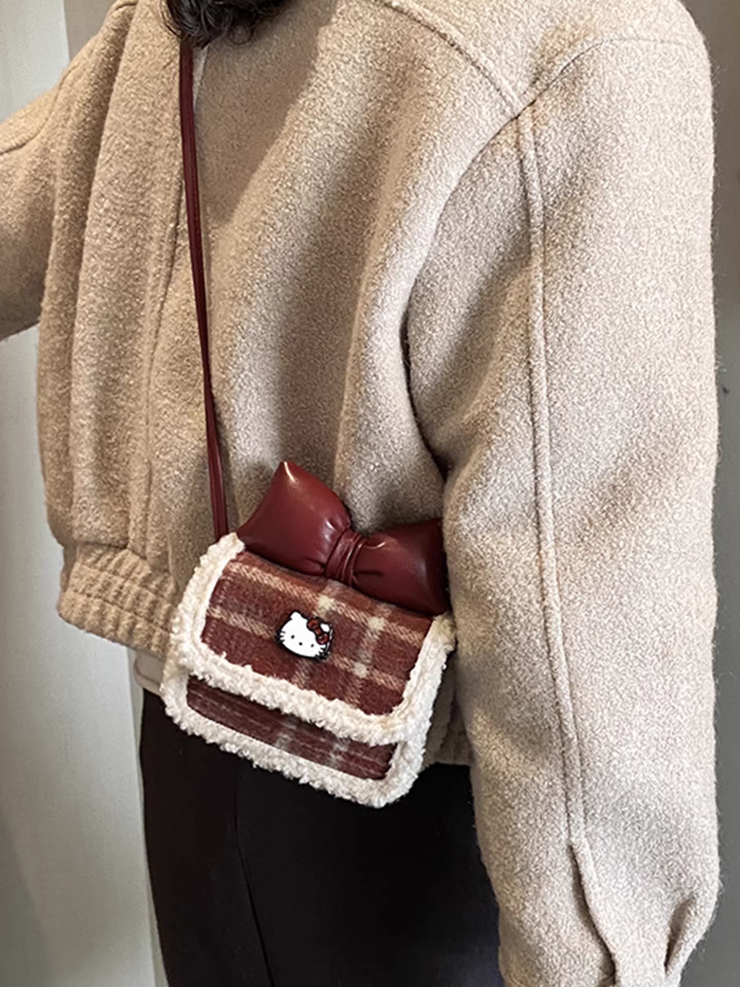 Túi mini cao cấp dành cho nữ, kiểu mới thu đông 2025, túi đeo chéo lông cừu mềm mại có nơ, túi vuông nhỏ.