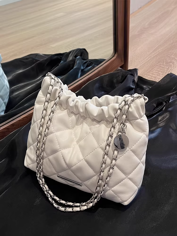 Túi nhỏ thời thượng dành cho nữ năm nay 2025, thiết kế độc đáo thu đông mới, túi đeo vai dây xích may chần, túi bucket chất liệu nổi bật