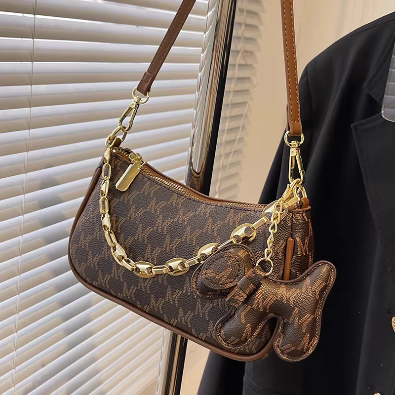 Những chiếc túi nhỏ thời thượng dành cho nữ năm nay rất hợp thời trang và mang lại cảm giác sang trọng. Các mẫu túi đeo chéo, túi đeo vai dây xích và túi đeo nách mới cho mùa thu đông 2025.