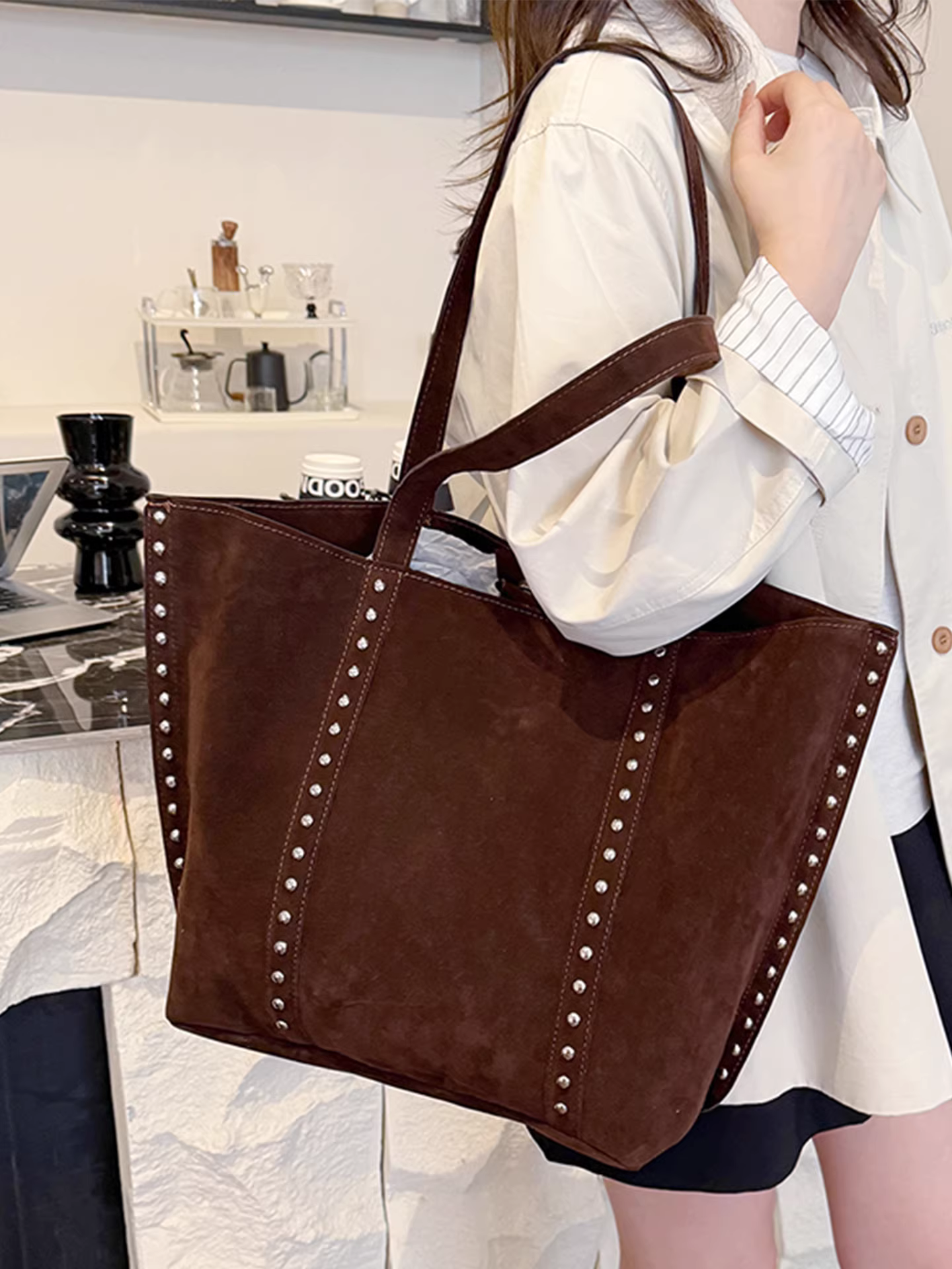 Túi da lộn dành cho nữ, sức chứa lớn, kiểu dáng mới 2025, túi đeo vai đa năng phong cách retro có đinh tán, túi tote dành cho sinh viên đại học đi học.