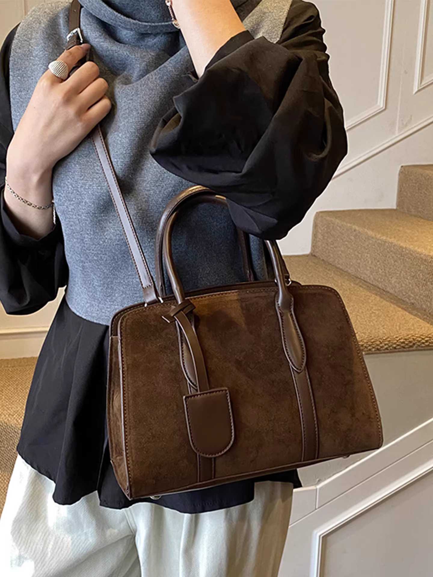Túi đeo chéo nữ phong cách retro, dung tích lớn, mẫu mới thu đông 2025, chất liệu cao cấp, thích hợp đi làm.