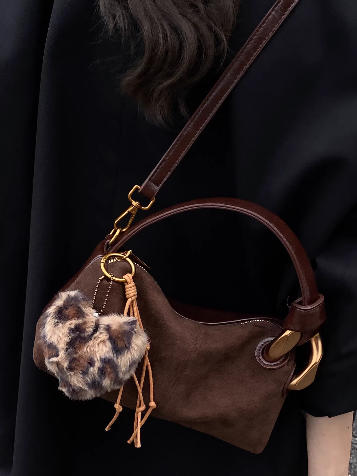 Túi đeo chéo nữ cao cấp phong cách retro, mẫu mới thu đông 2025, đa năng, thời trang, kiểu dáng túi gối tiện dụng