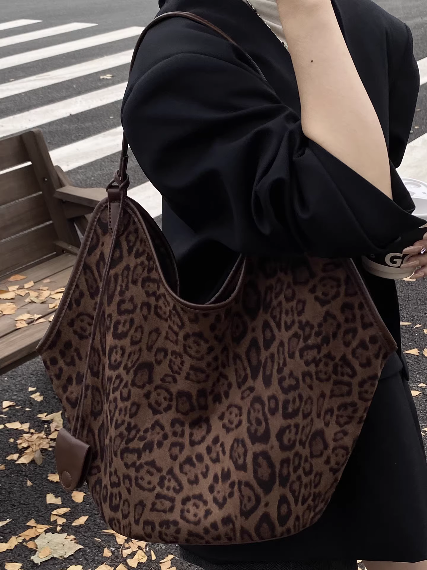 Túi xách họa tiết da báo dành cho nữ, sức chứa lớn, túi đeo vai đơn phong cách retro mờ mùa thu đông 2025 mới, túi mẹ và con gái, túi tote đi làm