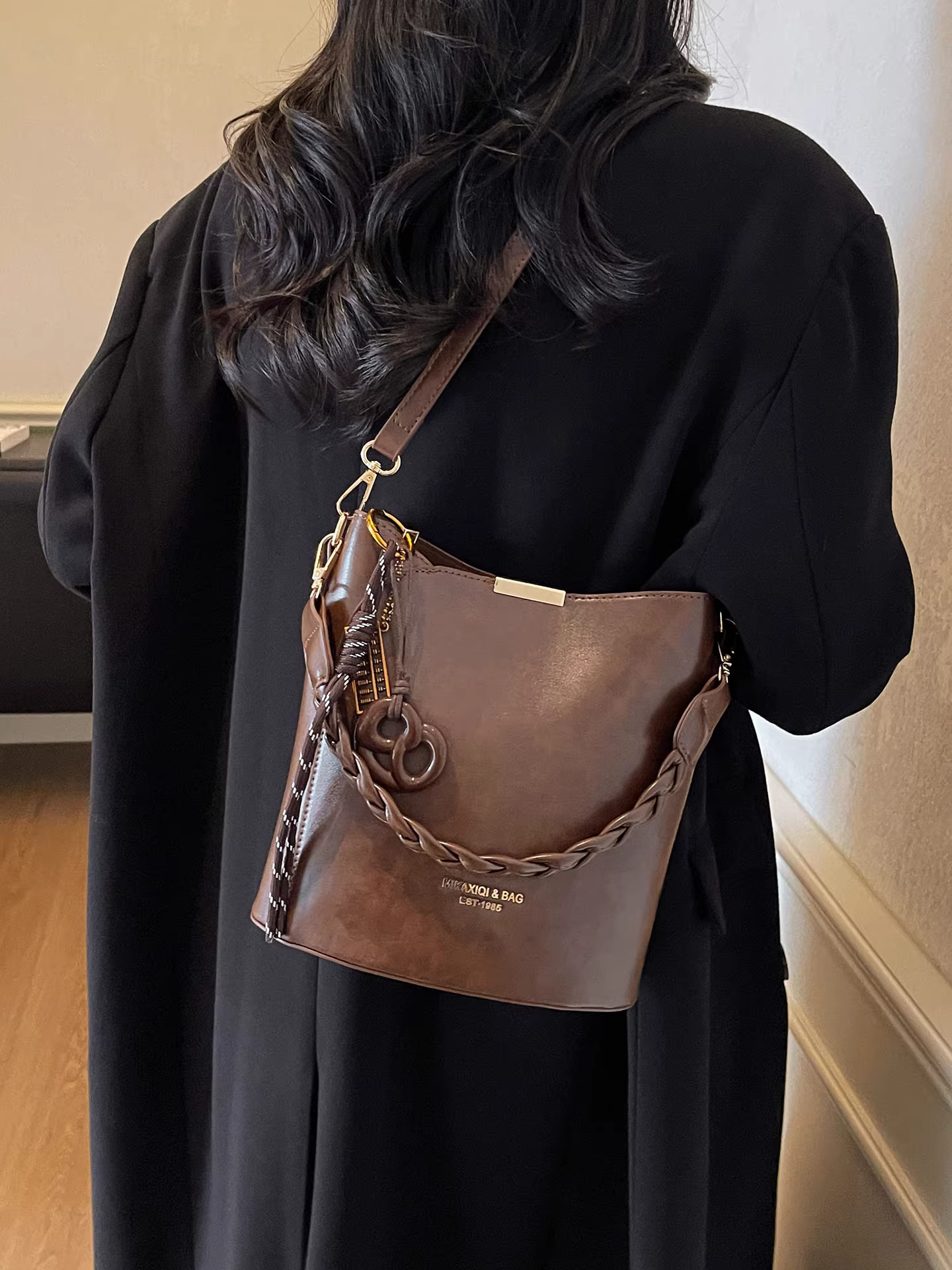 Túi nhỏ siêu hot dành cho nữ, phong cách retro thu đông 2025, túi đeo chéo đa năng, mẫu túi bucket đang thịnh hành năm nay