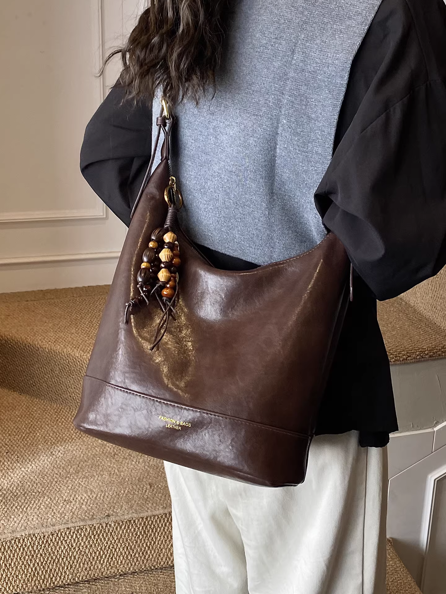 Túi xách nữ dung tích lớn, phong cách retro thu đông 2025, túi đeo chéo/vách vai thường ngày, mẫu túi bucket đi làm thịnh hành năm nay