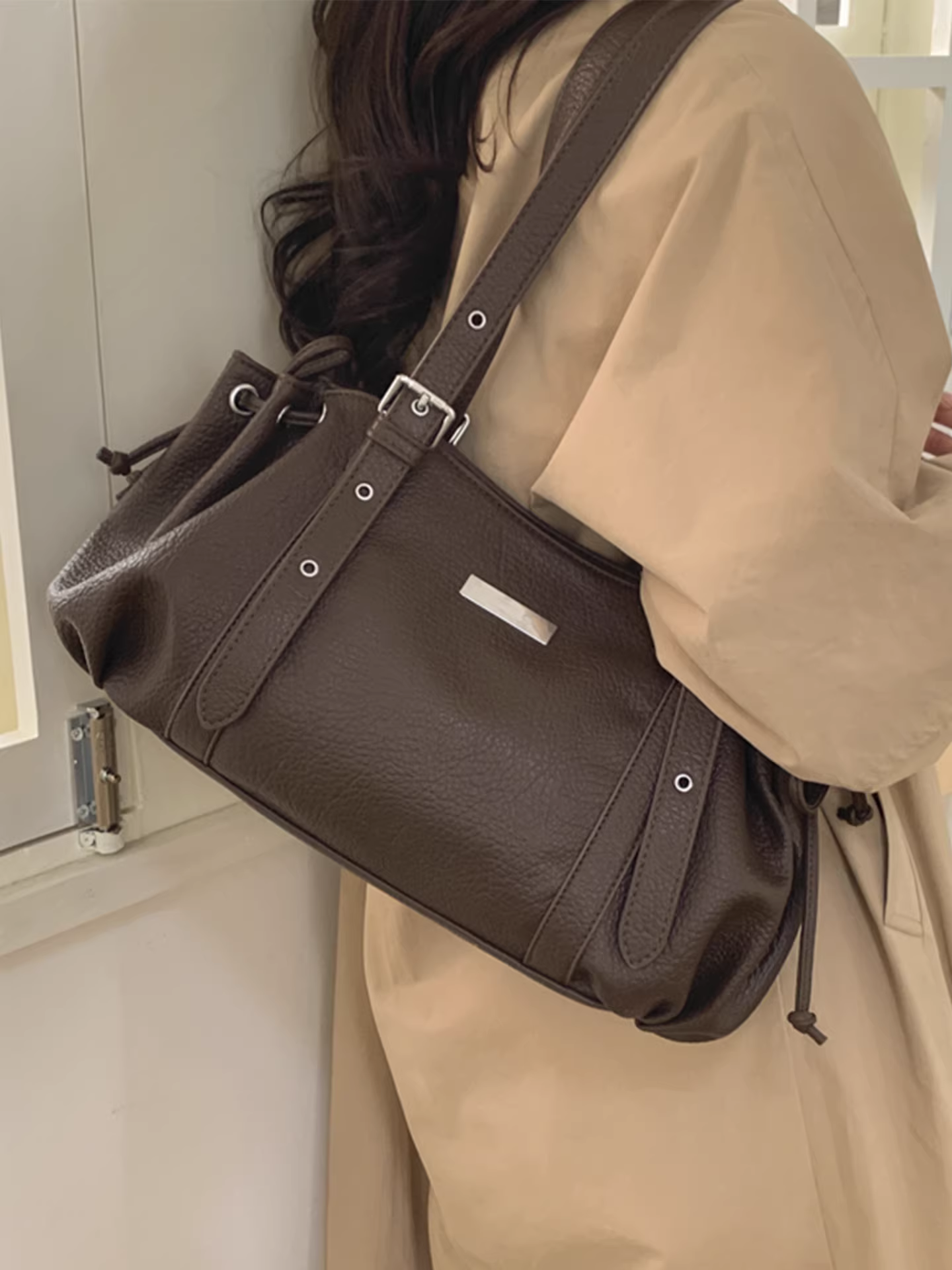 Túi đeo chéo nữ cỡ lớn phong cách retro, thiết kế độc đáo mùa thu đông 2025, kiểu xếp ly, đeo vai/nách, thích hợp đi làm và đi làm hàng ngày.