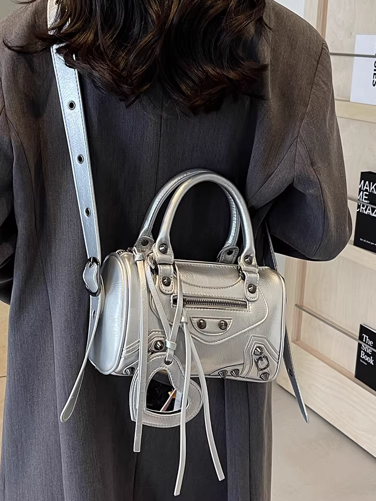 Túi Boston phổ biến năm nay, mẫu túi đeo chéo thiết kế độc đáo mùa thu đông 2025 dành cho nữ, túi xách kiểu retro hình gối.