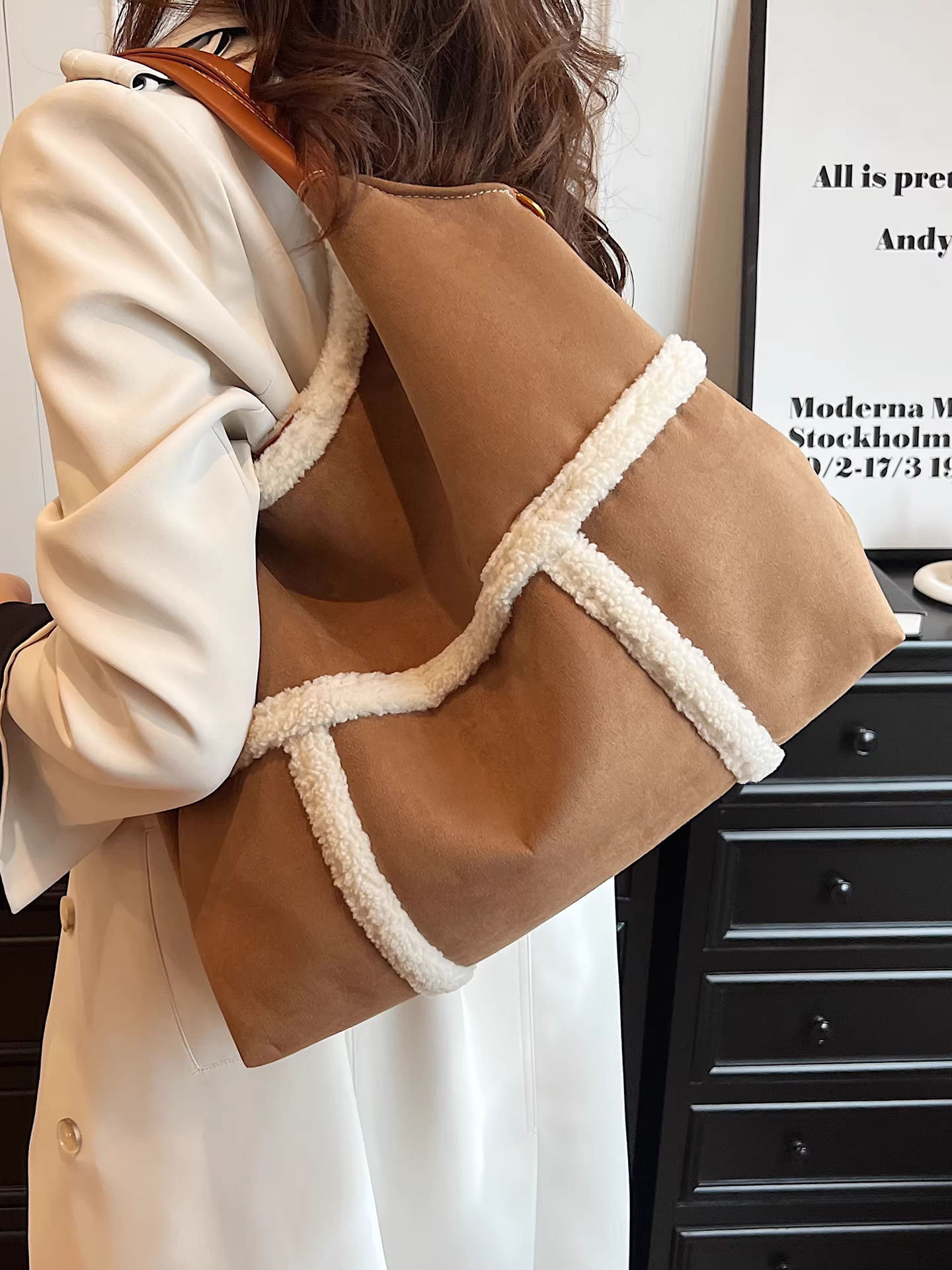 Túi da lộn nữ, dung tích lớn, mẫu mới thu đông 2025, túi đeo chéo lông mềm, túi tote đeo vai đơn giản phong cách retro