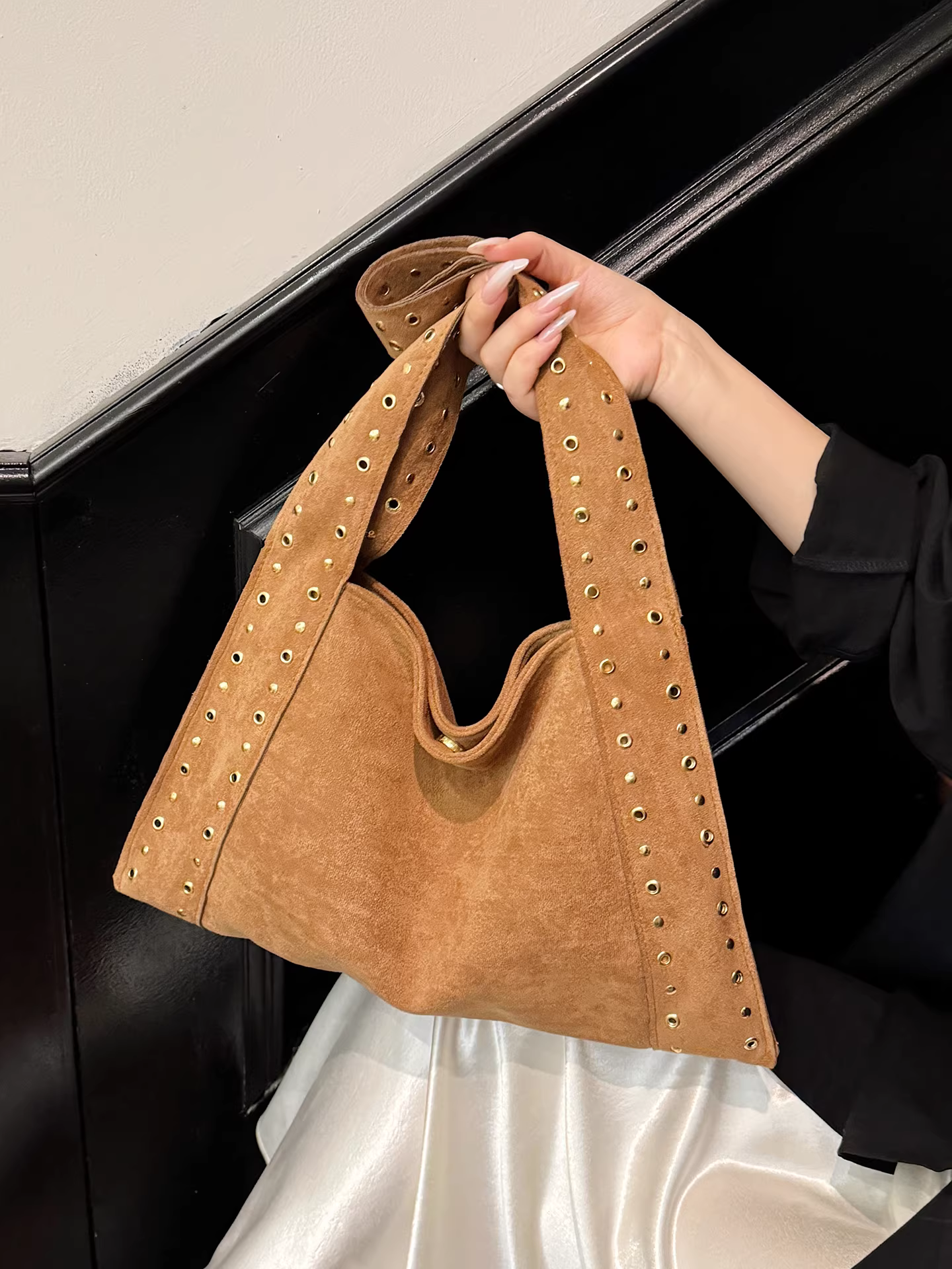 Túi da lộn dành cho nữ, sức chứa lớn, mẫu mới thu đông 2025, kiểu retro mờ, đính đinh tán, đeo vai/nách, dùng đi làm và đi làm hàng ngày