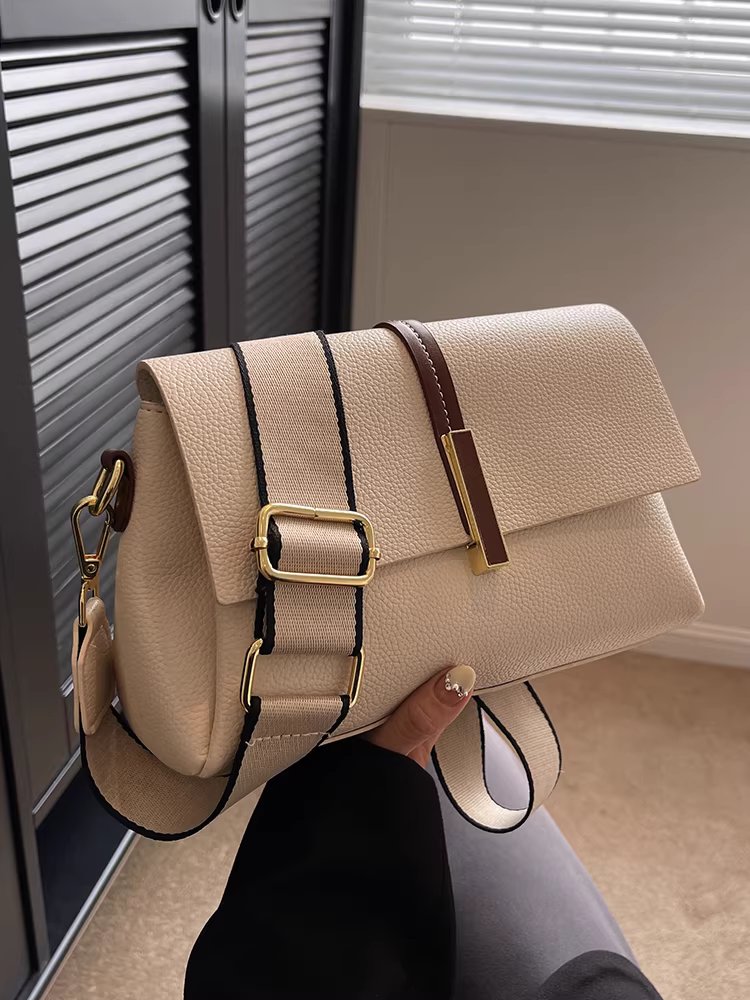 Những mẫu túi xách nữ được ưa chuộng mùa thu đông năm nay là những mẫu mới năm 2025 đa năng, mang lại cảm giác cao cấp, túi đeo chéo vai dây rộng, túi vuông nhỏ đang thịnh hành.