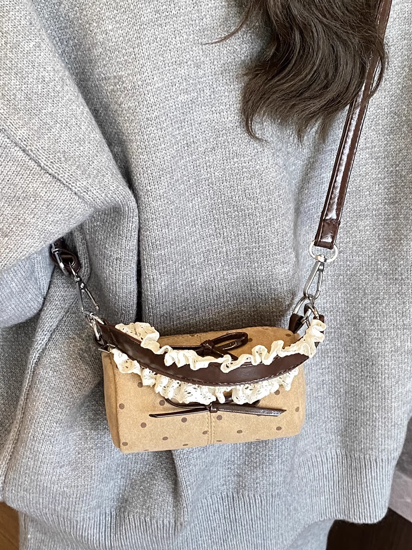 Túi xách thiết kế độc đáo dành cho nữ 2025, mẫu mới thu đông, phong cách retro, đeo chéo một bên vai, túi chấm bi mờ, túi hình trụ