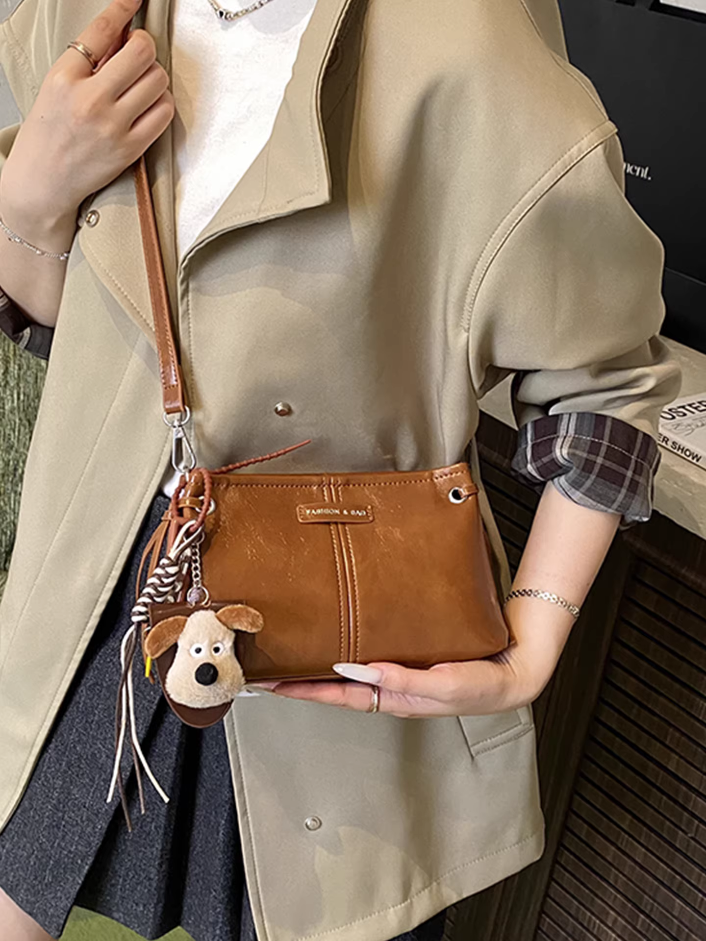 Những chiếc túi nhỏ phổ biến dành cho nữ năm nay rất đa năng trong mùa thu đông. Túi đeo chéo kiểu retro mới năm 2025 là một chiếc túi xách kiểu xô cầm tay phong cách Hàn Quốc.