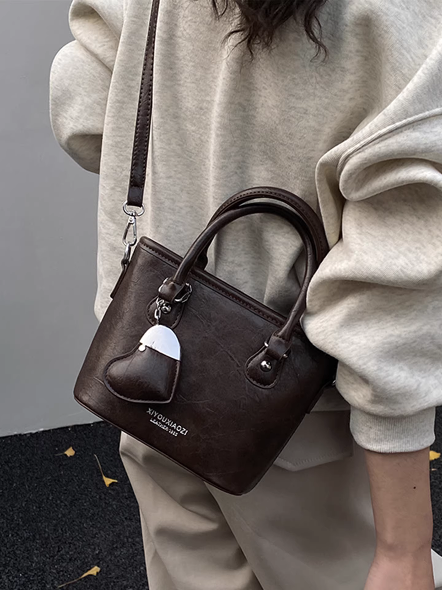 Những mẫu túi nhỏ phổ biến năm nay dành cho nữ là những mẫu mới mùa thu đông 2025, kiểu dáng cổ điển, đa năng, đeo vai và đeo chéo, túi xách kiểu xô giản dị.