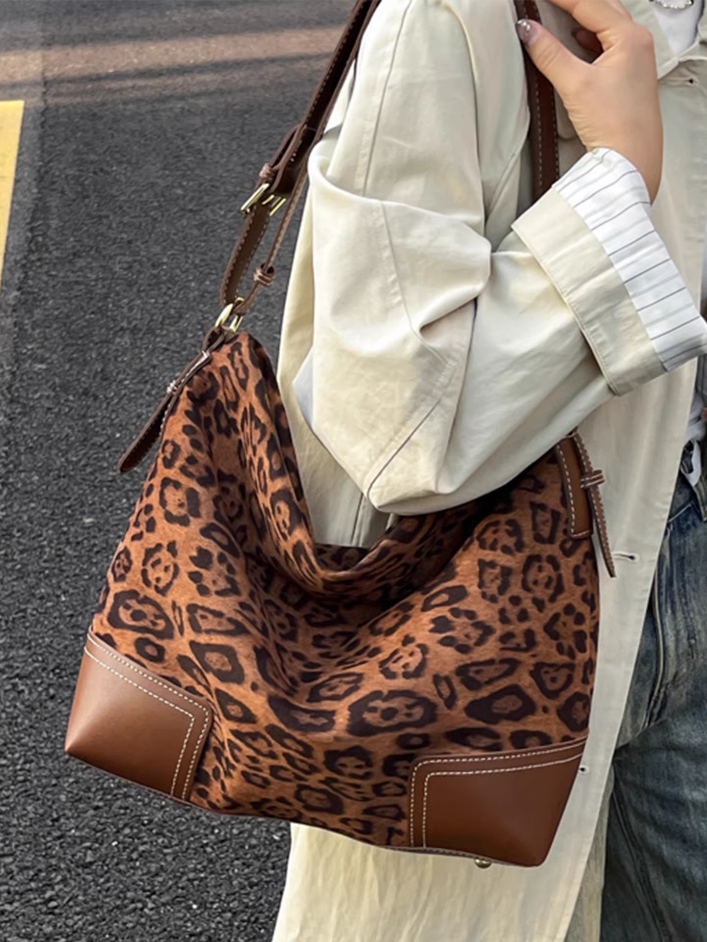 Túi xách da lộn họa tiết báo dành cho nữ, dung tích lớn, mẫu mới thu đông 2025, túi đeo vai retro, túi tote đi làm thường ngày