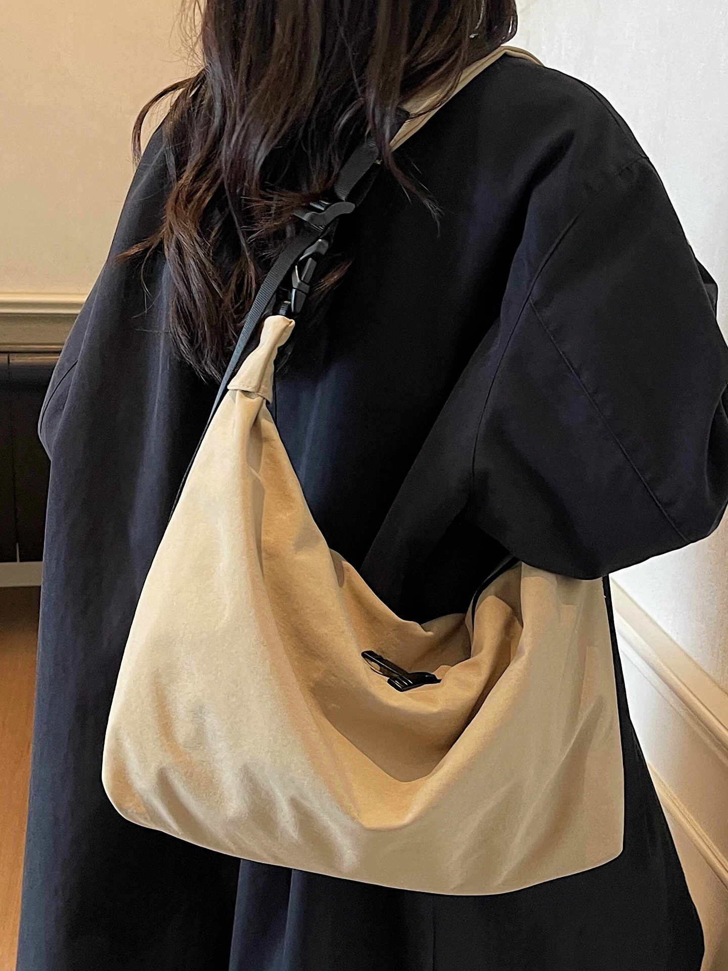 Túi nylon dành cho nữ, dung tích lớn, mẫu mới thu đông 2025, đa năng, đeo vai, đeo chéo, kiểu dáng đơn giản, chất liệu có vân, túi bánh bao đi làm.