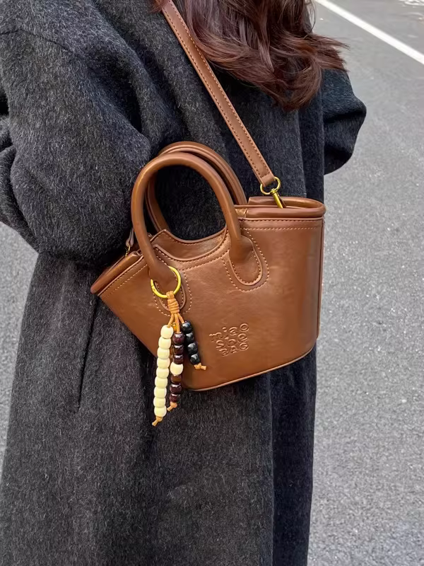 Những chiếc túi nhỏ phổ biến dành cho nữ trong mùa thu đông năm nay, túi đeo chéo thiết kế độc đáo theo phong cách retro 2025, túi đeo vai kiểu xô giản dị