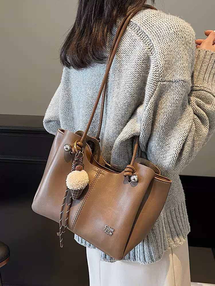 Túi xách nữ dung tích lớn, đa năng cho mùa thu đông, túi đeo vai kiểu retro mới năm 2025, túi tote đi làm và đi làm phổ biến trong năm nay.