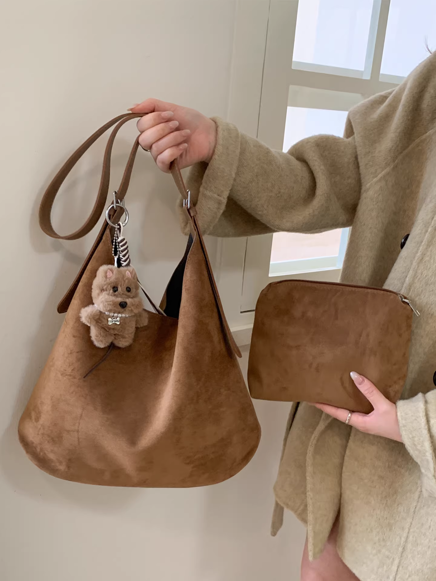 Túi da lộn dành cho nữ, sức chứa lớn, túi đeo chéo một bên vai cổ điển mùa thu đông 2025 mới, túi mẹ và con gái, túi xô đi làm.