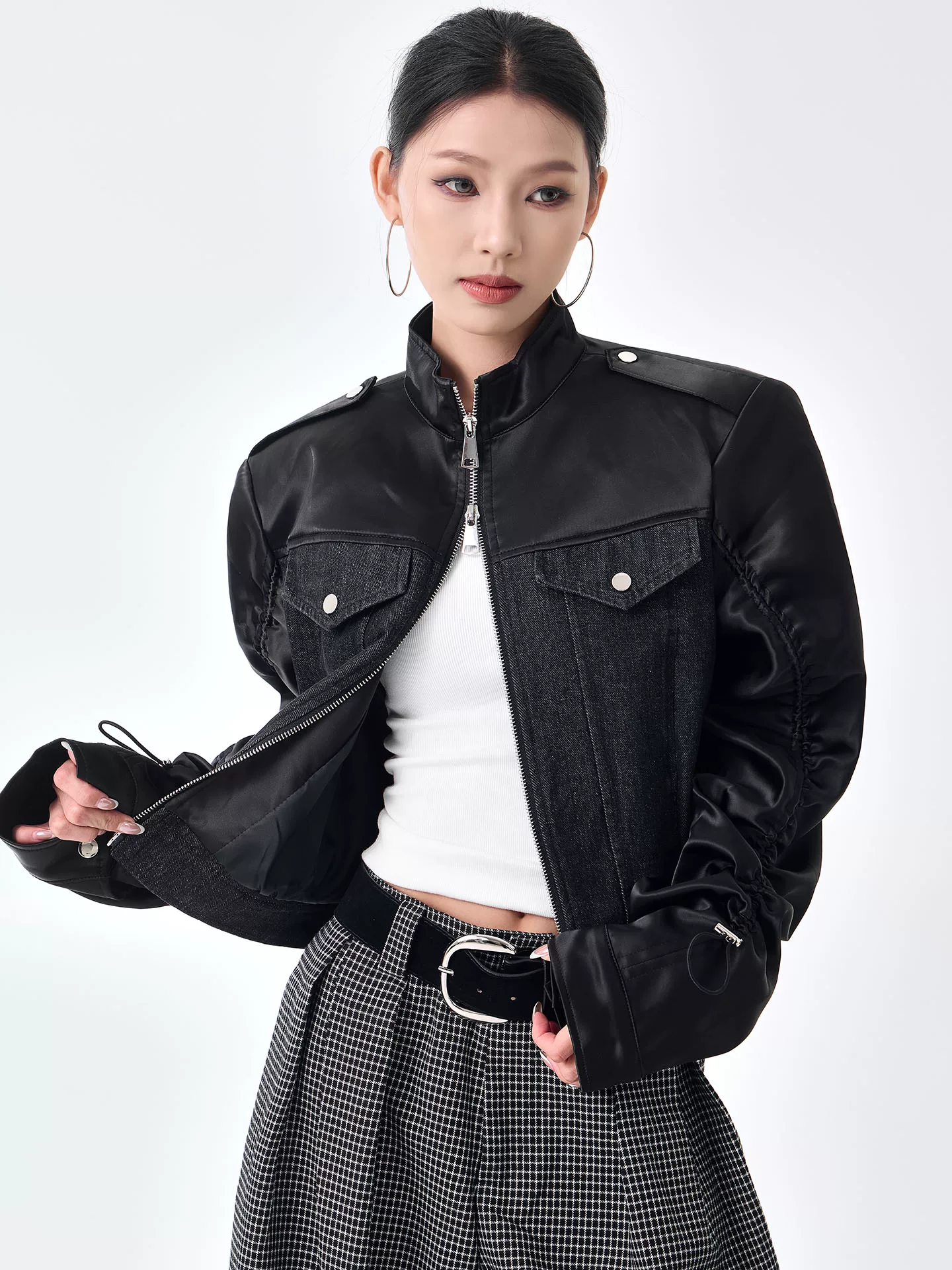 Áo khoác đen mùa thu đông mới của KEN STUDIO dành cho nữ với thiết kế nối denim, áo khoác ngắn dáng ôm giản dị