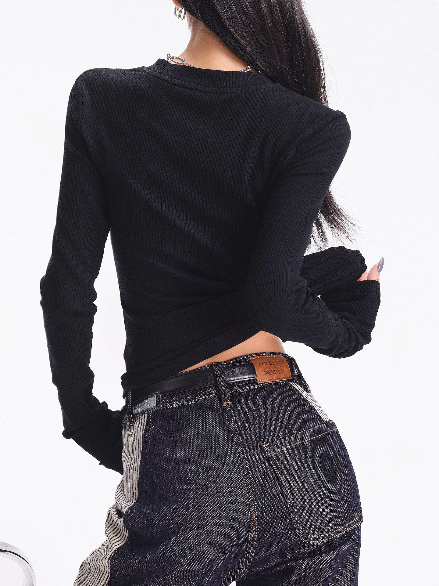 KEN STUDIO Áo dệt kim dài tay màu đen thu đông mới dành cho nữ với thiết kế cổ áo nửa hở, kiểu dáng ôm sát và áo bên trong giúp thon gọn