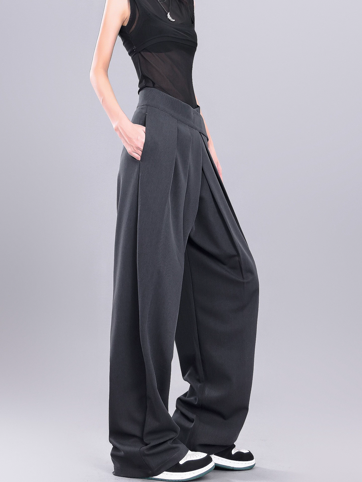 Quần tây xếp nếp lưng cao màu xám của KEN STUDIO dành cho nữ với thiết kế Velcro, quần ống rộng dáng rộng và tôn dáng