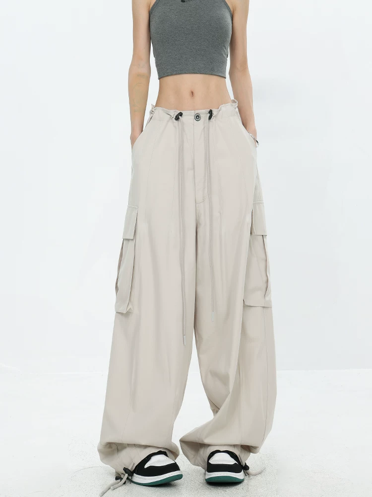 Quần cargo mùa hè mới của KEN STUDIO dành cho nữ, chất liệu mỏng, màu trơn, thiết kế rộng rãi với túi lớn và kiểu dáng quần jogger năng động.