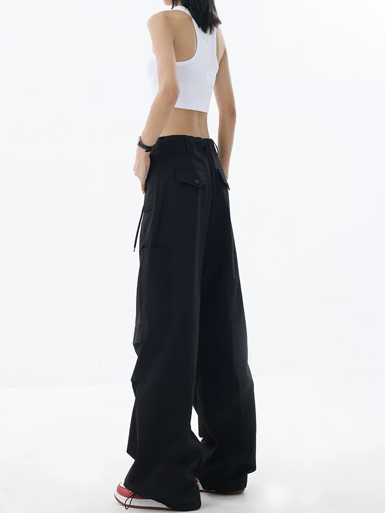 KEN STUDIO Quần cargo màu đen mùa hè mới dành cho nữ có túi xếp ly lớn, quần ống rộng tôn dáng sành điệu