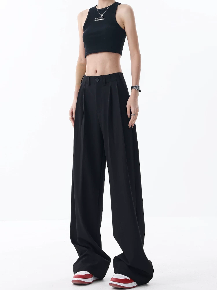 Quần vest đen thiết kế nguyên bản của KEN STUDIO dành cho nữ với kiểu xếp ly, quần ống rộng dáng rộng, thoải mái.