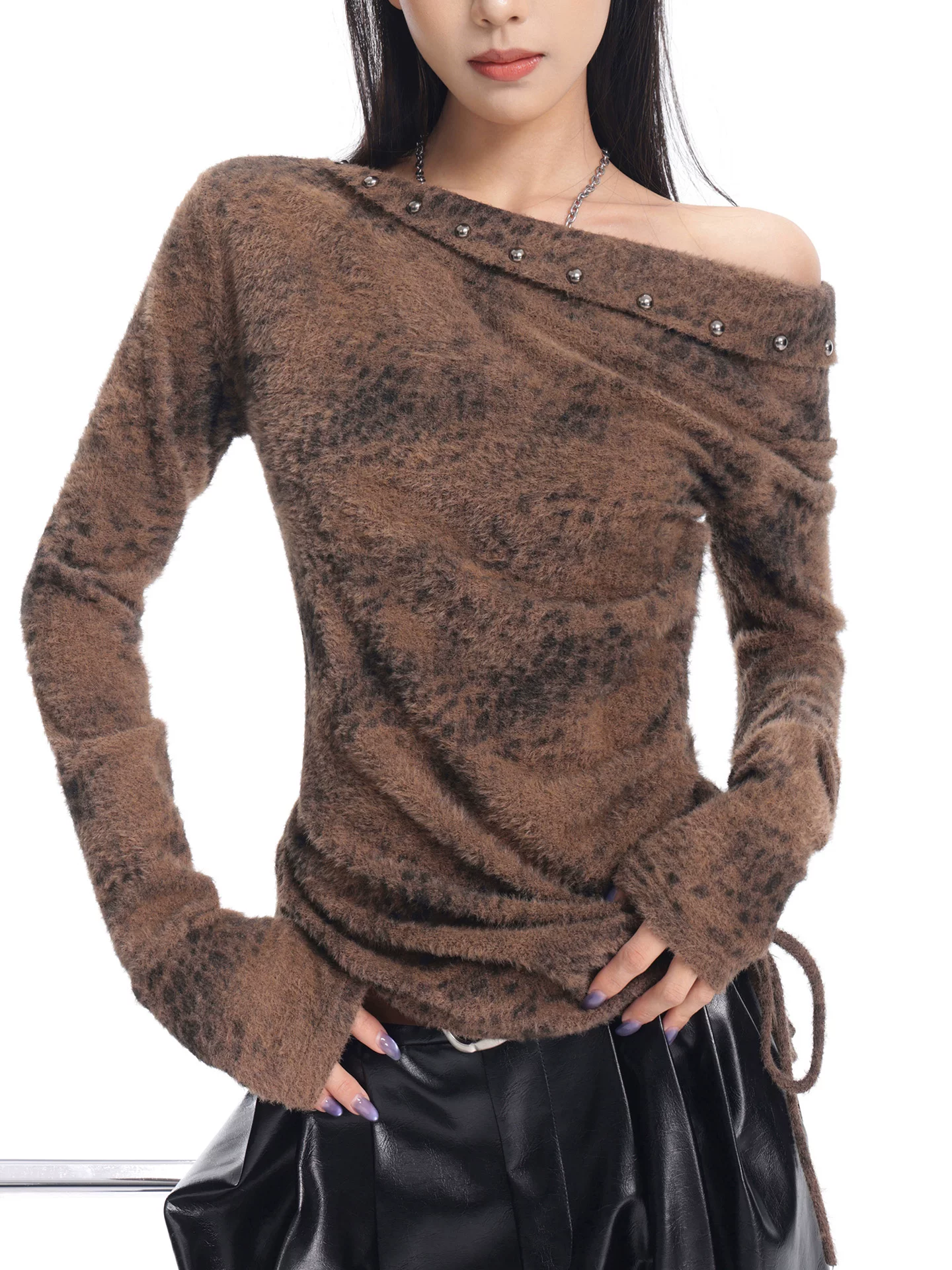 KEN STUDIO Áo thun dài tay cổ chéo in họa tiết da báo màu cà phê mùa thu đông mới dành cho nữ với thiết kế lệch vai bất đối xứng