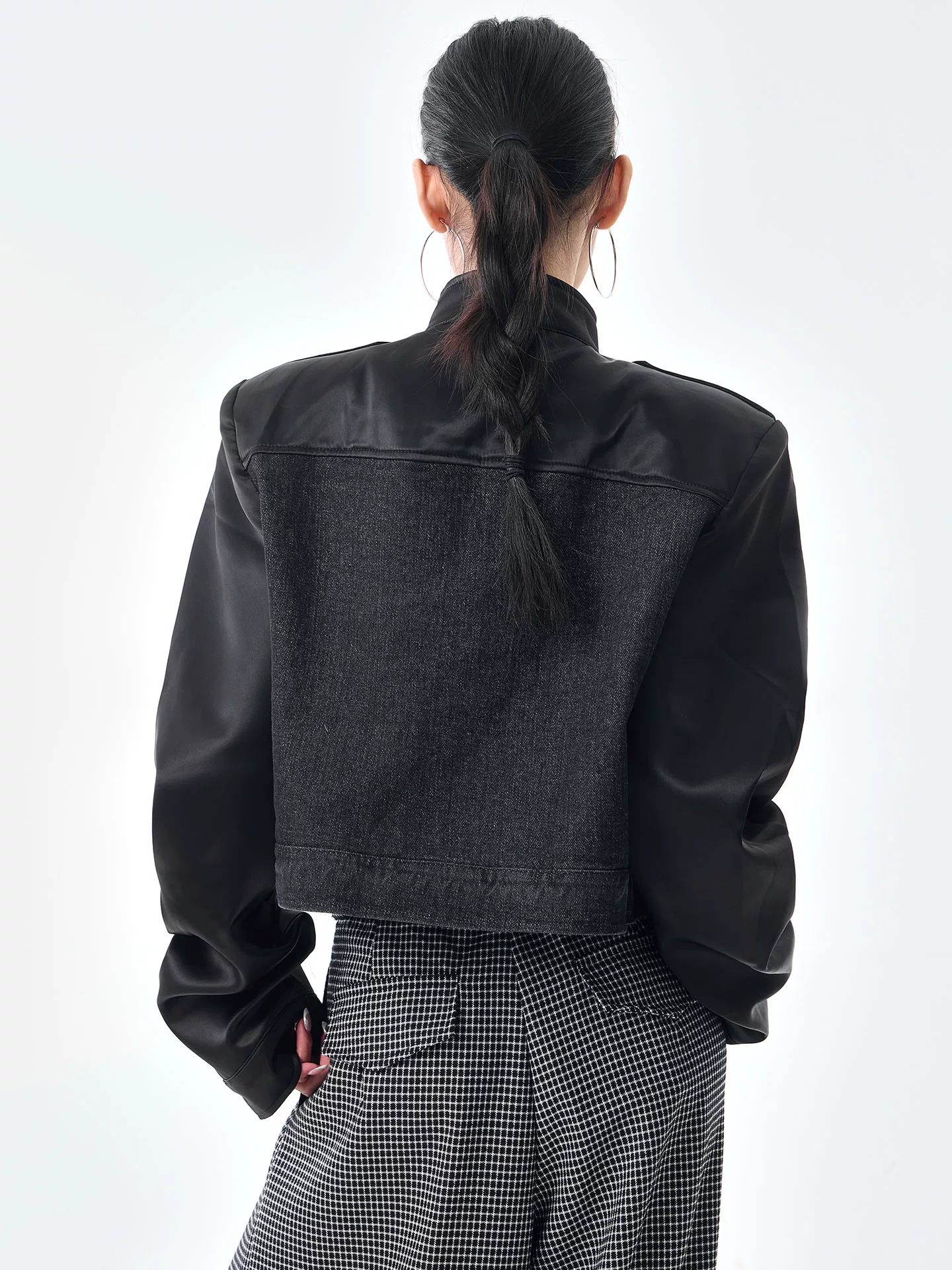 Áo khoác đen mùa thu đông mới của KEN STUDIO dành cho nữ với thiết kế nối denim, áo khoác ngắn dáng ôm giản dị