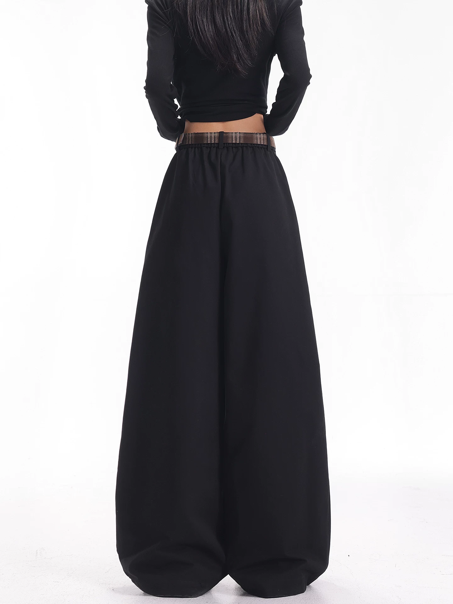 KEN STUDIO Quần tây ống rộng màu đen thu đông mới dành cho nữ với thiết kế xếp ly, quần ống rộng dáng suông và tôn dáng